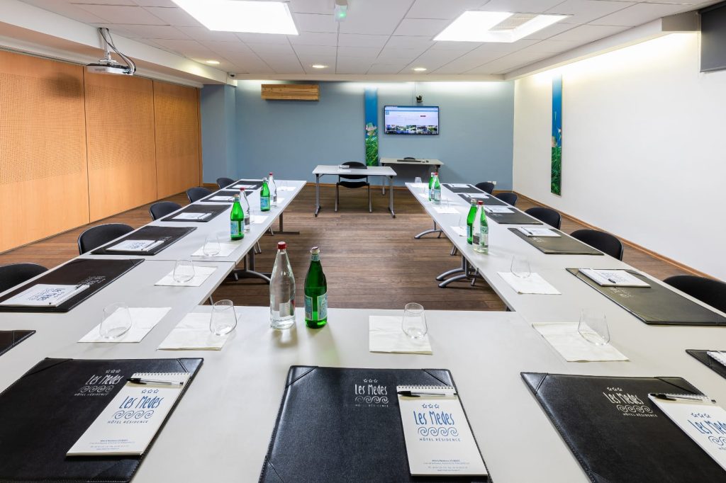 U-shaped seminar table - hotel les medes porquerolles